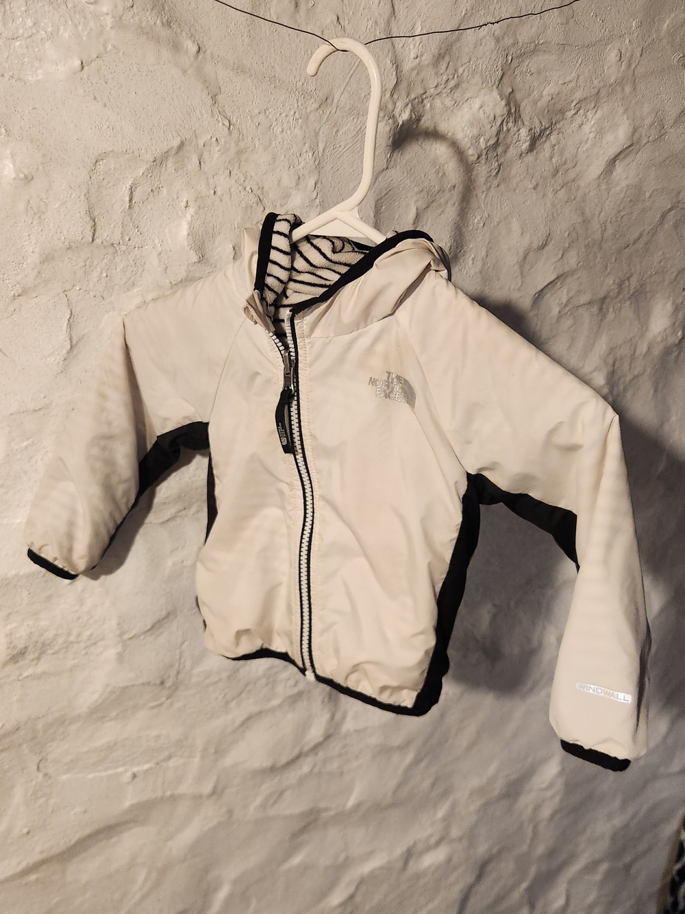 The North Face Baby Reversible Fleece Windbreaker Jacket White Black 12-18M